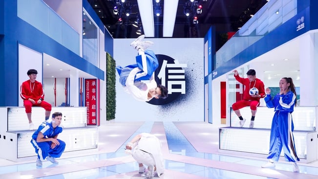 Ein Bild, das Schnee, Gebäude, Skifahren, springen enthält.

Automatisch generierte Beschreibung